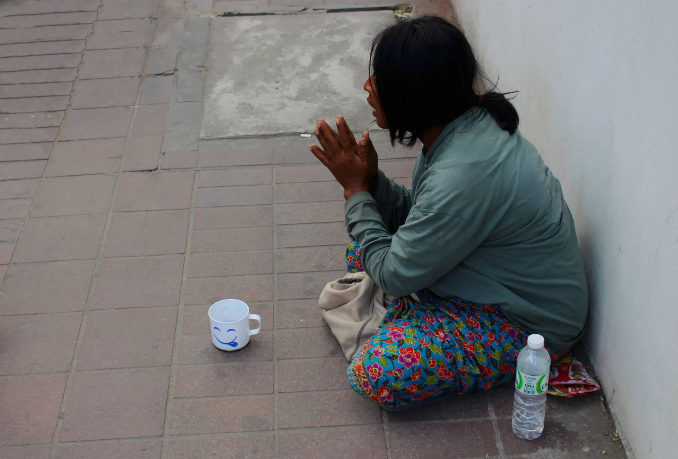 hand-person-girl-woman-street-floor-1197067-pxhere.com
